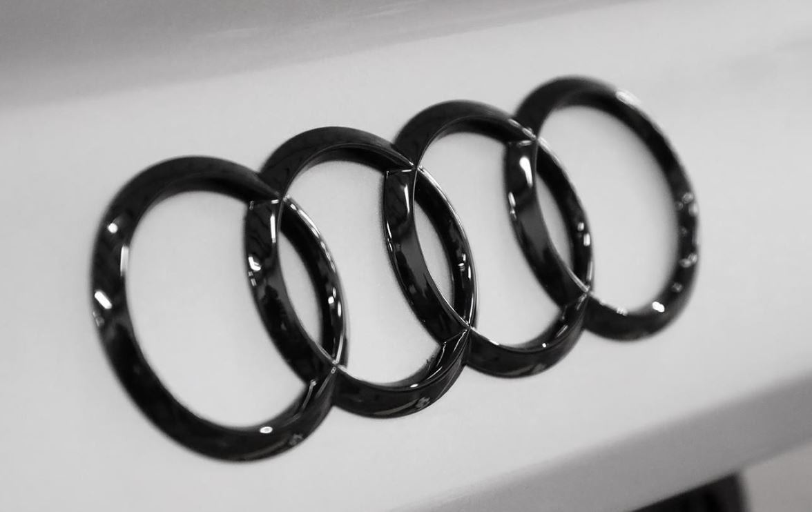 Emblem/logo til Audi Black Glossy i svart blank utførelse for bakluke