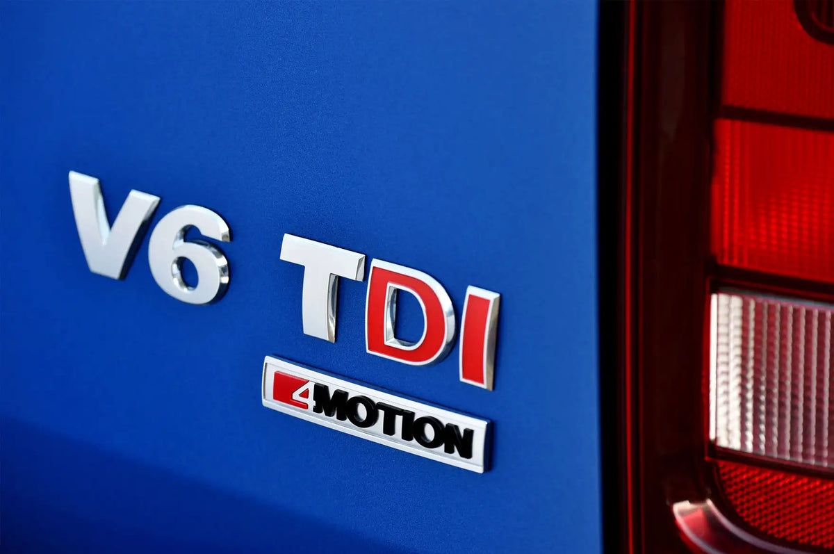 Emblem Vw TDI Amarok > / VW Crafter 2012 -> Chrome / Red - sett forfra