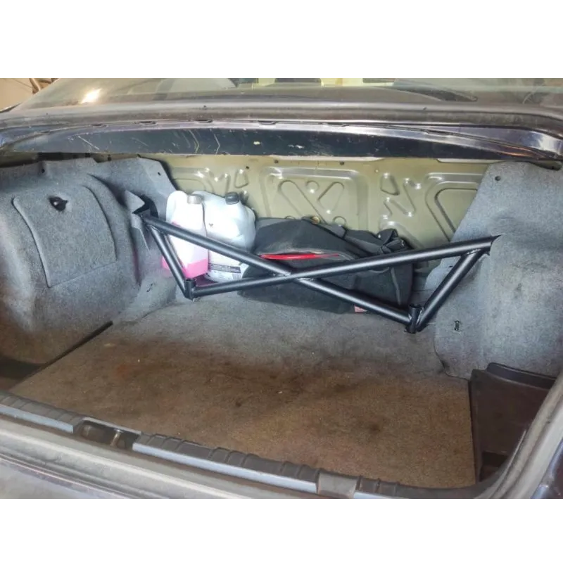 BMW E36 bakre X-brace avstiver montert i bagasjerom
