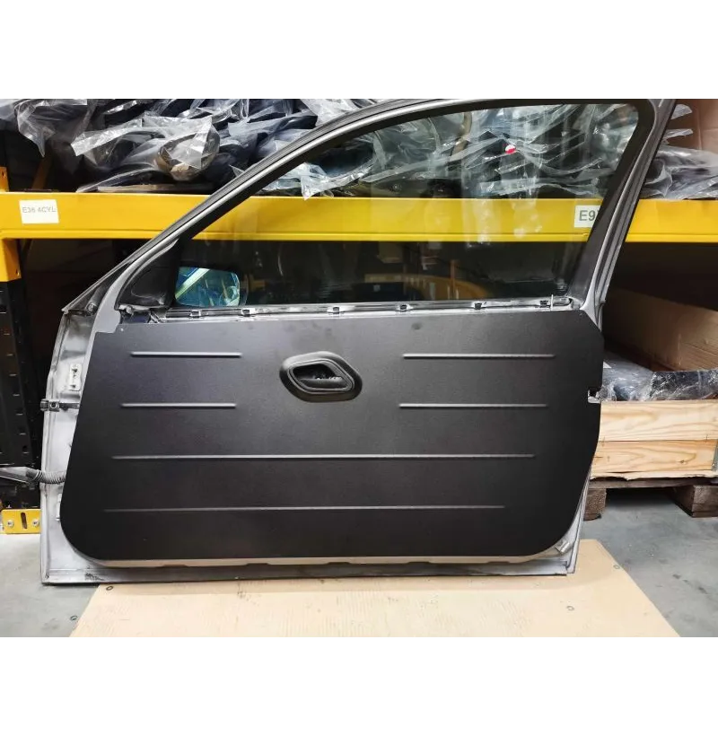 Nærbilde av pulverlakkert aluminium dørpanel tilpasset BMW E46 Compact