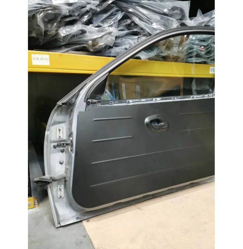 BMW E46 Compact interiør med monterte aluminium dørpaneler og naglefeste
