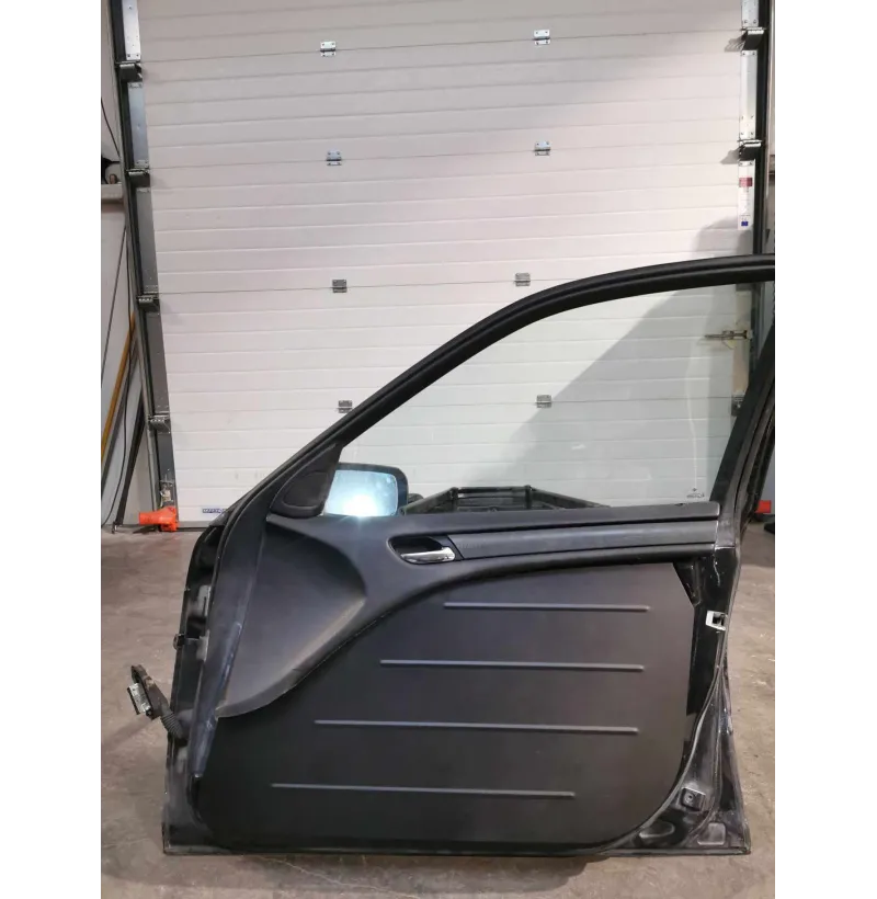 Nærbilde av lett aluminiumsdørpanel for BMW E46 Sedan – motorsport
