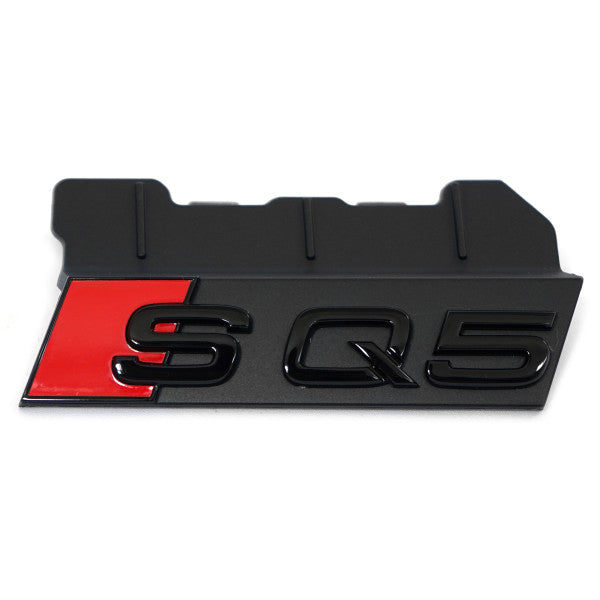Emblem/logo til Audi SQ5 > Black Glossy / Red med svart blank finish og røde detaljer montert på frontgrill