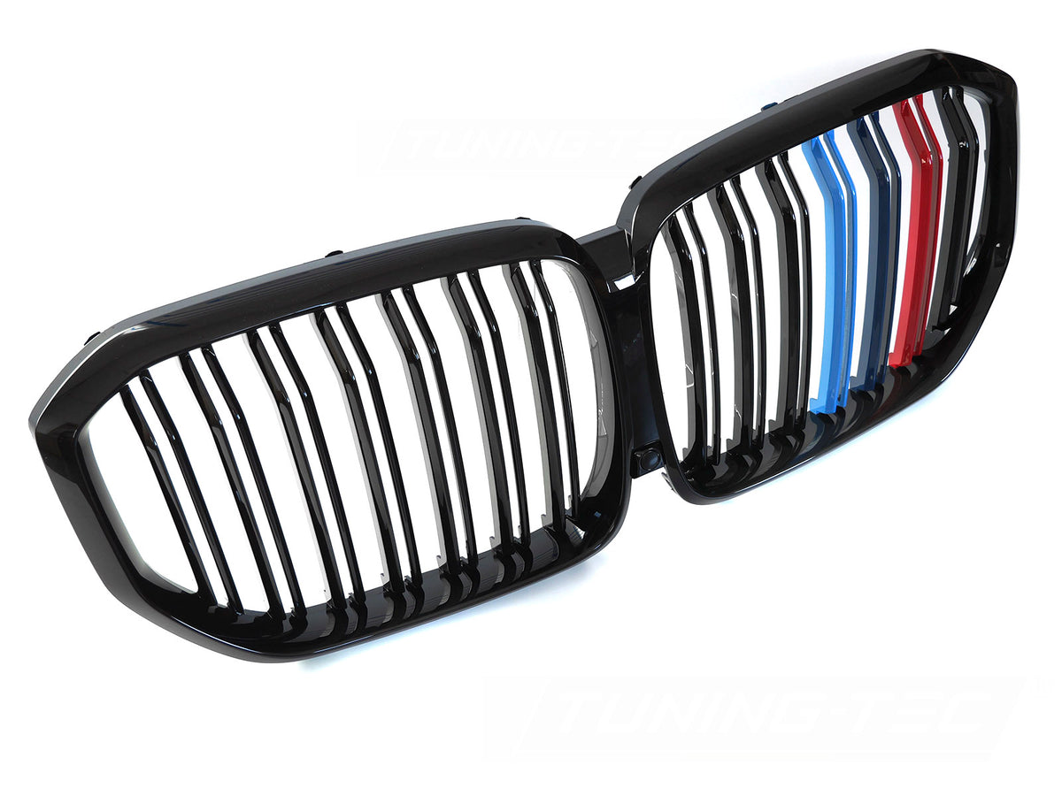 Grill til BMW X5 G05 19-22 i blank sort/trefarget sett rett forfra på hvit bakgrunn.