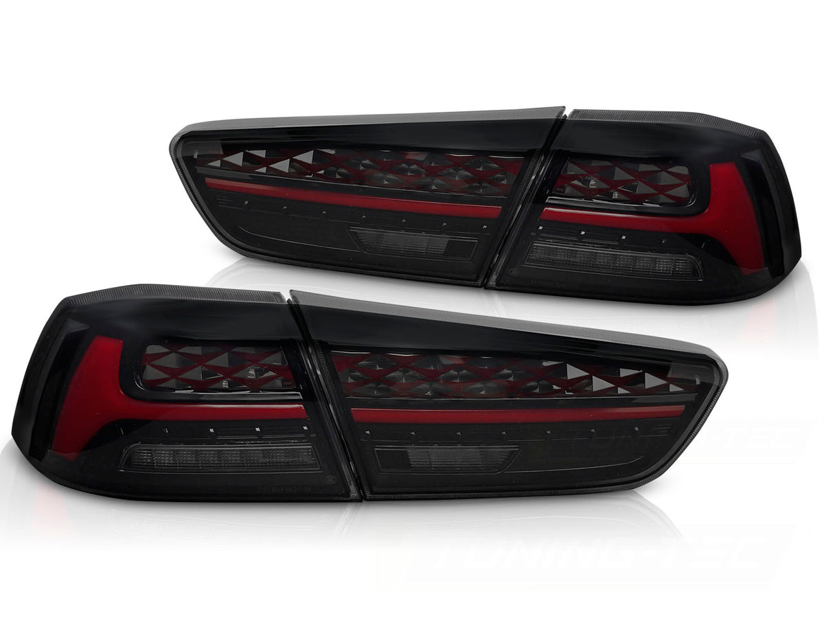 Baklykter LED Smoke til Mitsubishi Lancer 8 Sedan 08-16 sett rett bakfra på hvit bakgrunn.
