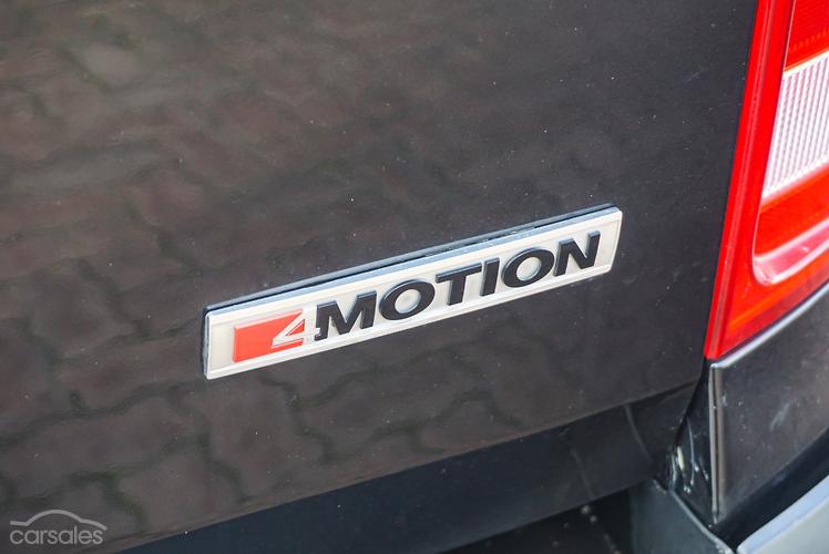 Emblem/logo til Vw 4Motion Amarok Sport Edition i svart, krom og rødt, montert på bakluke