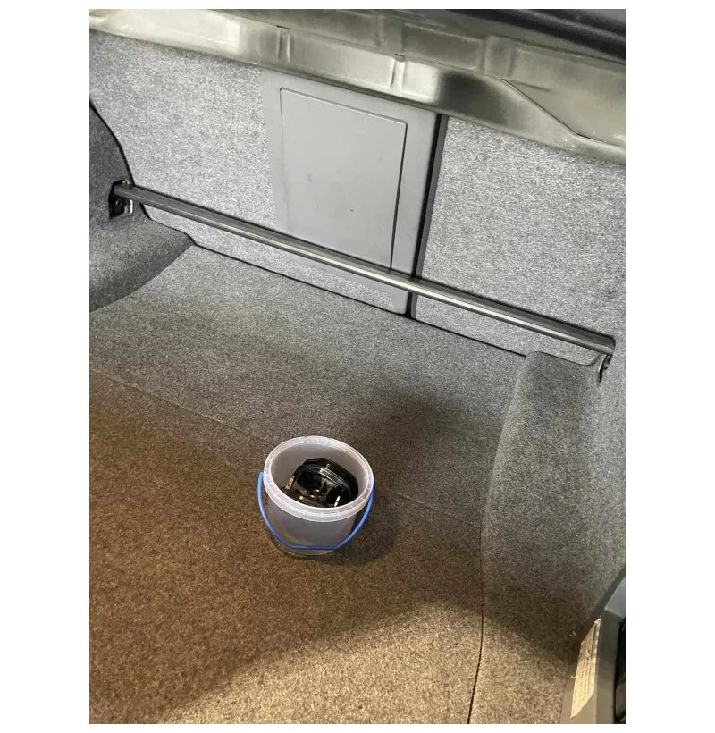 Svart pulverlakkert nedre bakre avstiver med 40x20 mm stålprofil for BMW E90-serien