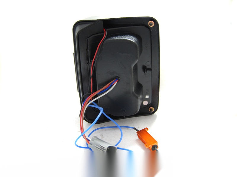 Baklykter Jeep Wrangler JK 07-18 med festedetaljer.