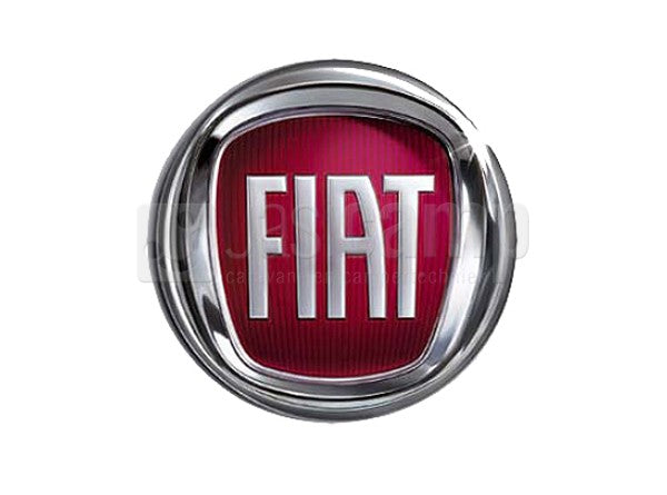 Emblem/logo til Fiat i rød og krom, montert foran på grillen