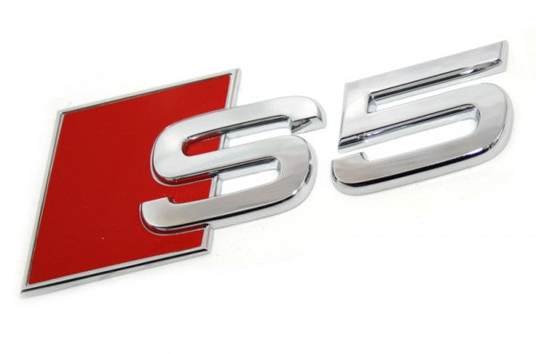 Emblem/logo i krom og rødt til Audi S5 Chrome, monteres på bakluke i ABS-materiale