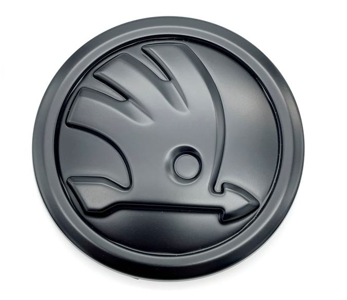 Matt svart emblem/logo til Skoda Monte Carlo Matt Black Karoq > for panseret, original Škoda-del i ABS-materiale
