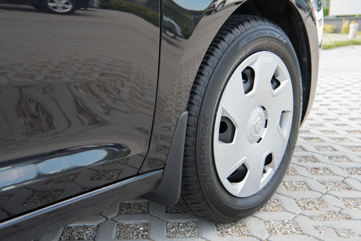 Ven-Tuning skvettlapp til Skoda Rapid Sedan – svart ABS