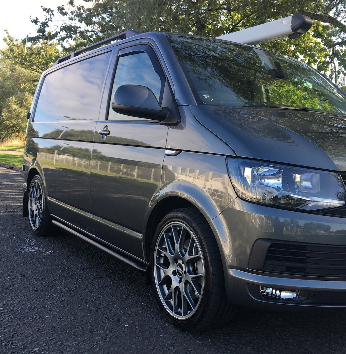 Stigtrinn Steeler for VW T6 2015-2019 svart rustfritt stål med monteringssett