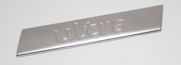 Emblem/logo til Audi ultra Chrome i krom, montert på bilens fender med original passform
