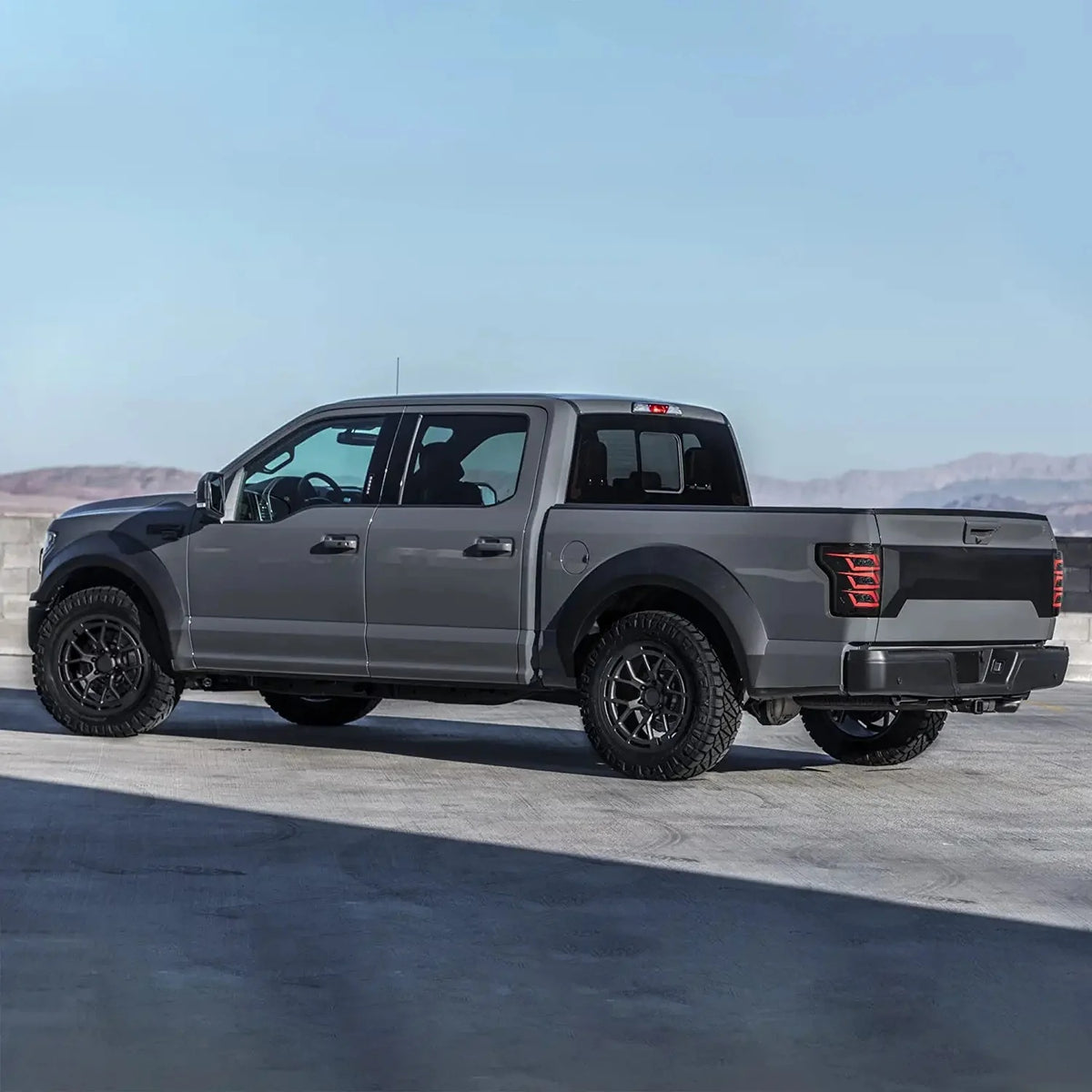 Grå F150 bakfra med monterte smoke chrome LED-baklykter.