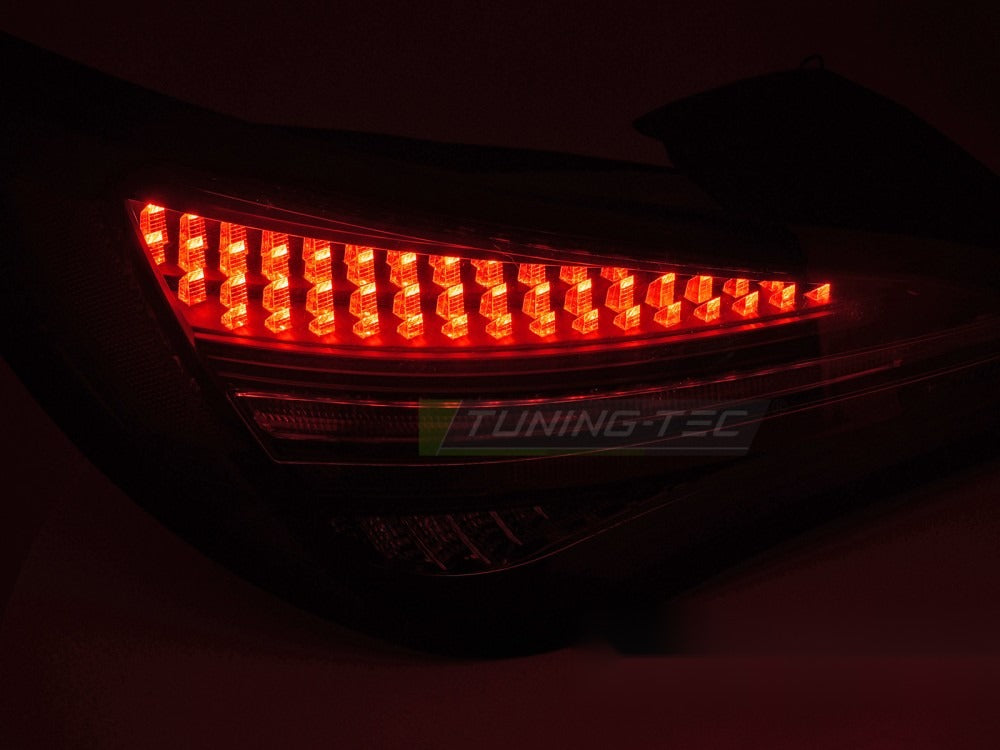 Baklykter CLA C117/X117 13-16 OEM Bulb sett bakfra med passform synlig