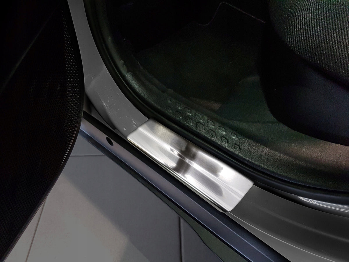 Avisa dørbeskytter til Toyota C-HR I / RAV4 Plug-in Hybrid / Silver Edition – sølv stål med Hybrid logo