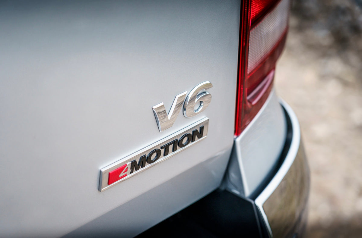 Emblem/logo til Vw V6 Amarok > Glossy Chrome i blank krom for bakluke, originalt Vag-produkt