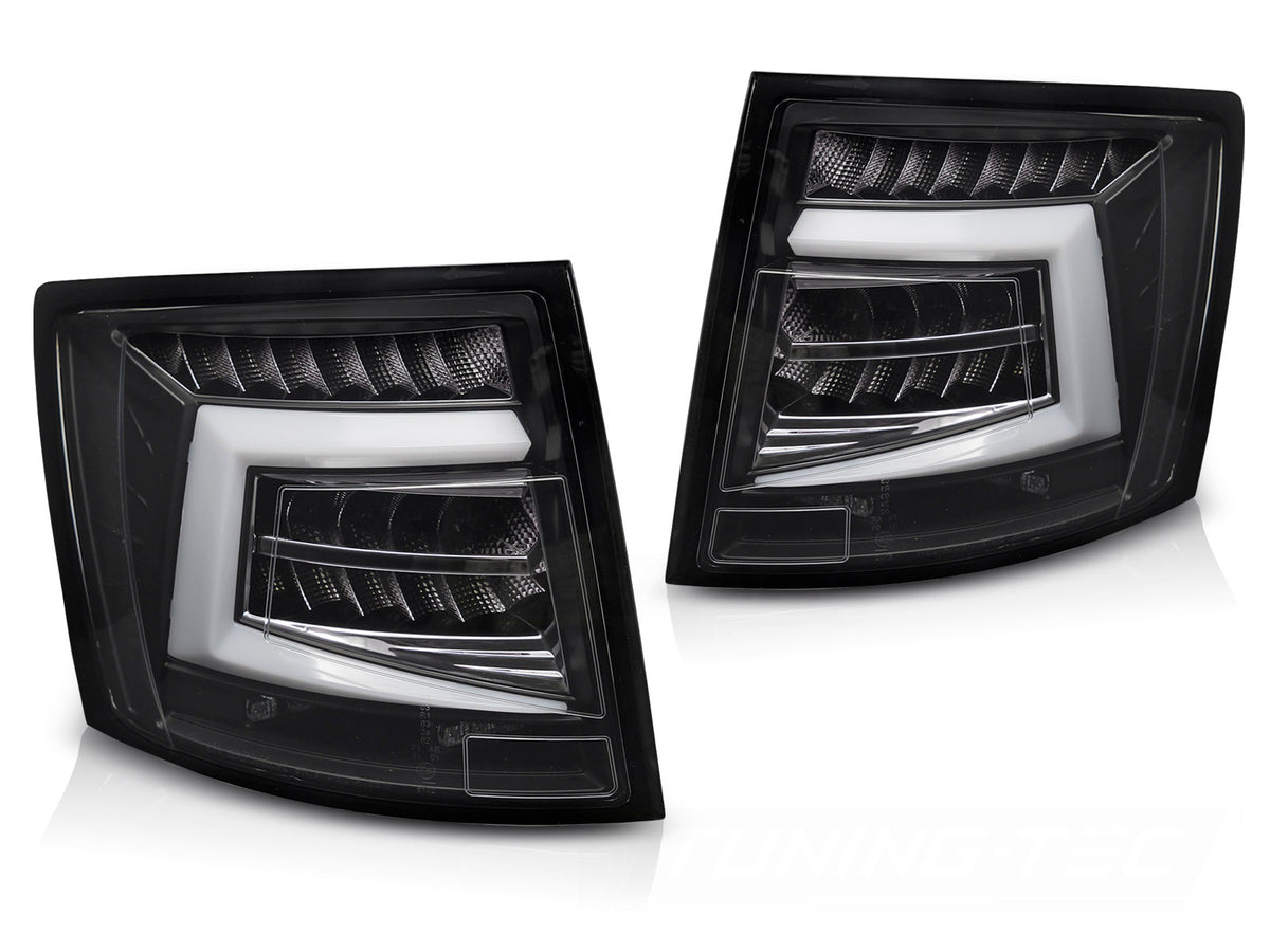 Baklykter LED Bar Black til Skoda Octavia III SW 16-20 OEM LED sett rett bakfra på hvit bakgrunn.