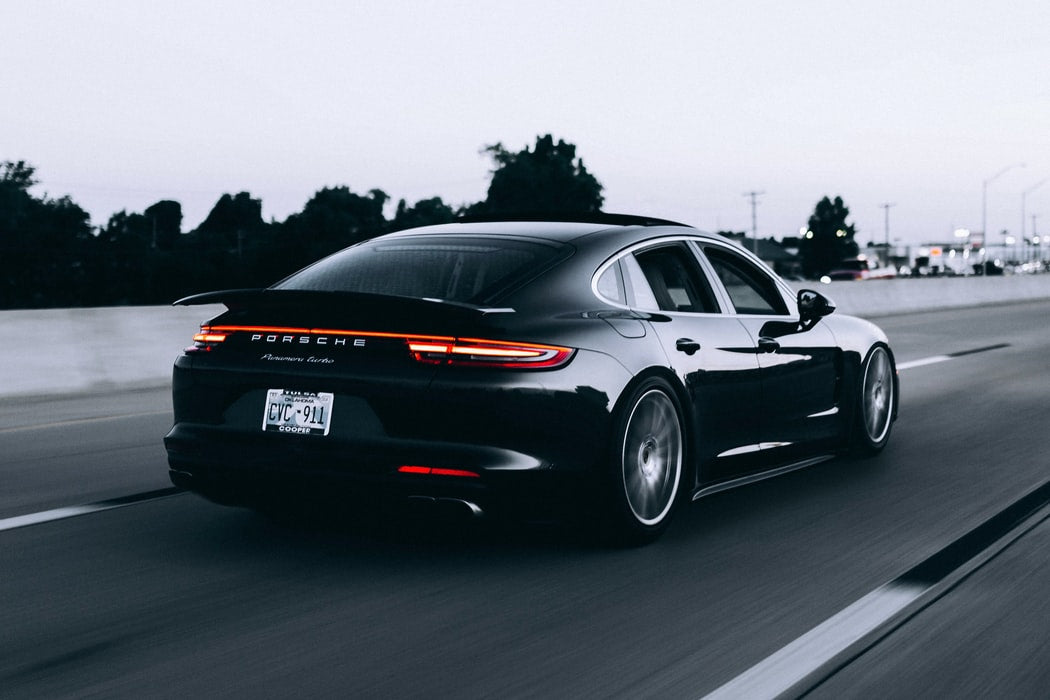 Gulvmatter Porsche Panamera II (971) (2016-2023) – med kant | Porsche OEM - sett bakfra