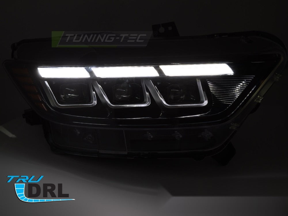 Detaljbilde av frontlykter til Ford Mustang med LED-detaljer synlige.