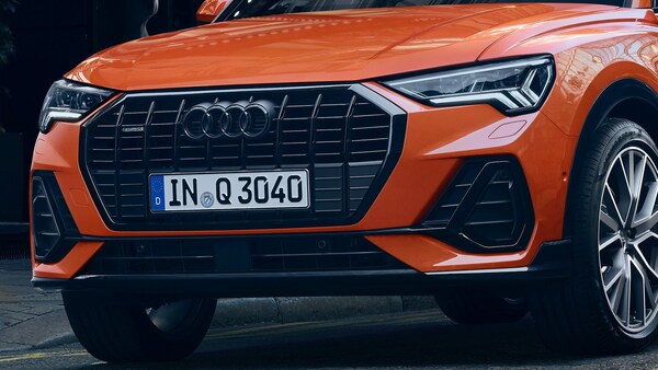 Emblem/logo til Audi Q7 4M i Black Edition med blank svart finish montert på grill