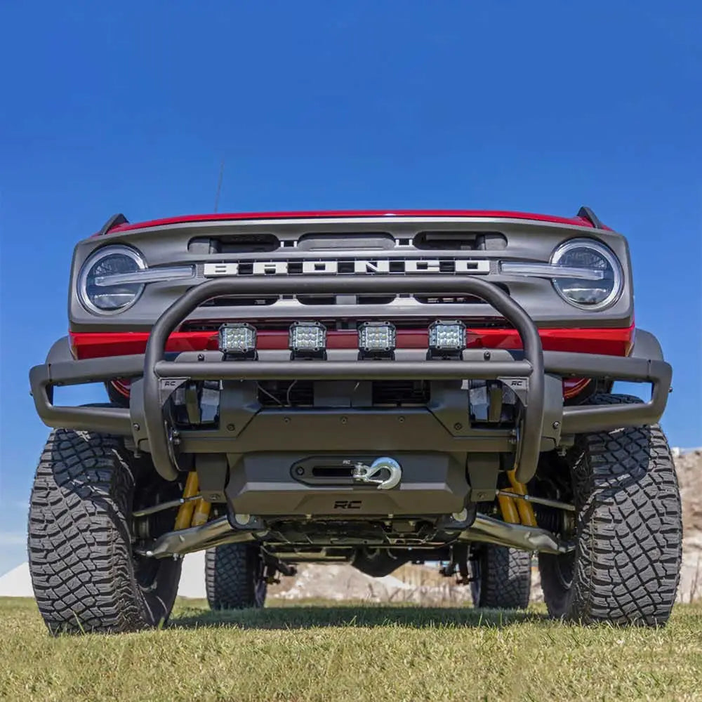 Lysbøyle for Ford New Bronco 2 D med fire LED-lys, synlig grill og kraftige hjul sett forfra.