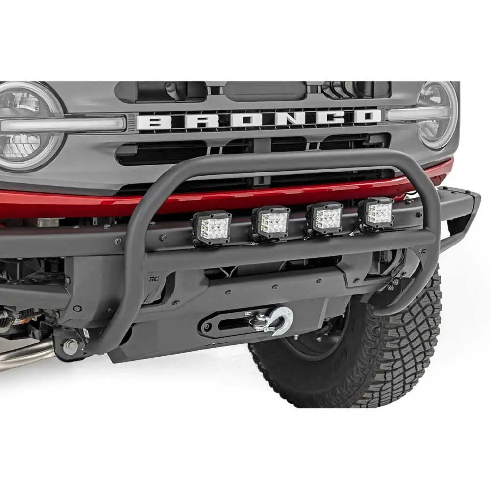 Bullbar til Ford New Bronco med svart metallstøtfanger, fire LED-lys og vinsjkrok sett forfra.