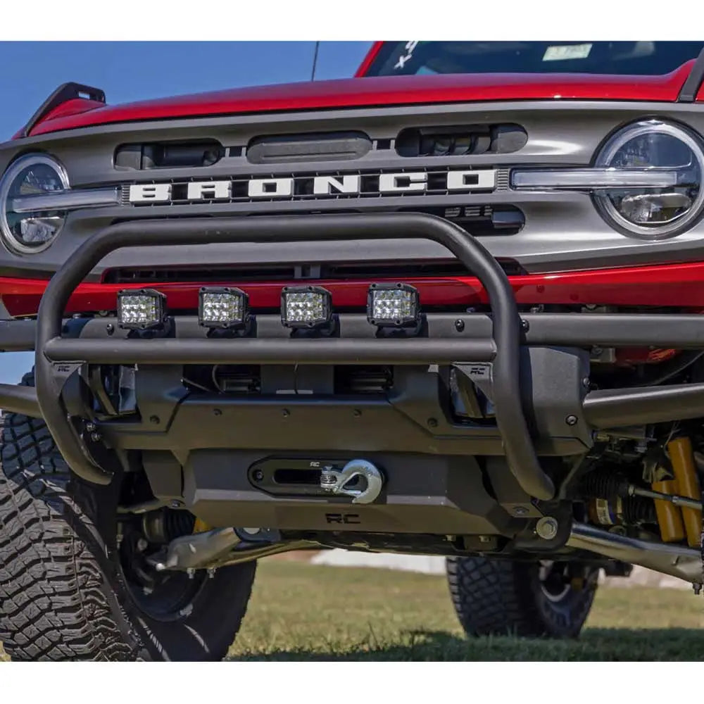 Frontbøyle for Ford New Bronco med kraftig støtfanger, fire LED-lys og vinsj på rød terrengbil.
