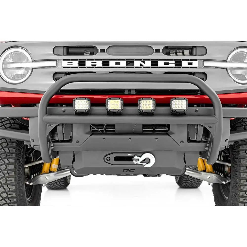 Lysbøyle til Ford New Bronco med firkantede LED-lykter, matt svart støtfanger og gul demper synlig.