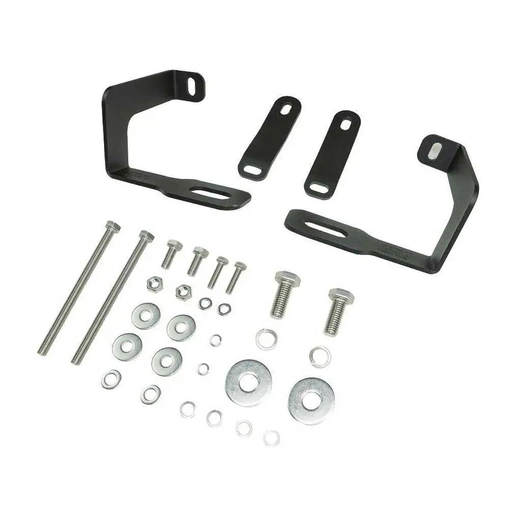 Bullbar monteringssett for Nissan Navara 15-22 med svarte braketter, skruer og bolter mot hvit bakgrunn.