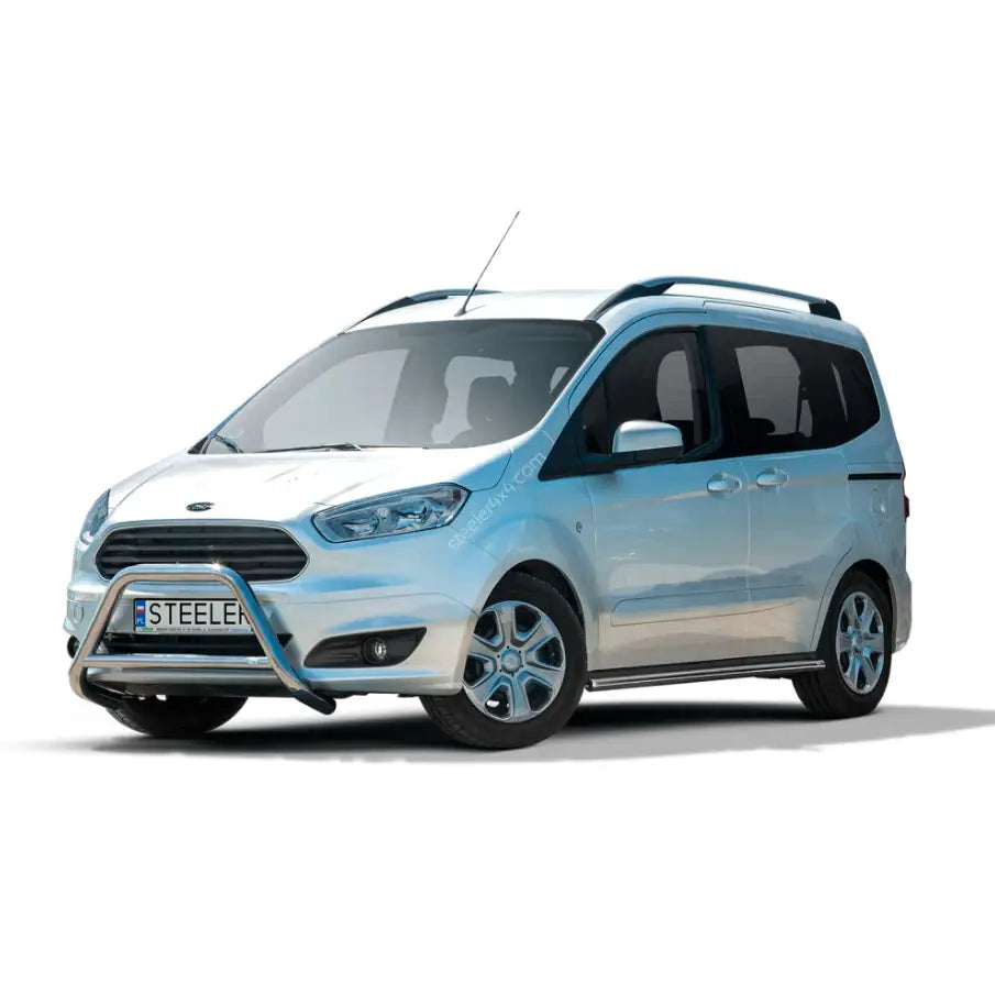 Frontbøyle Ford Courier 14-18 EC godkjent med tverrør montert på sølvfarget bil, hvit bakgrunn.