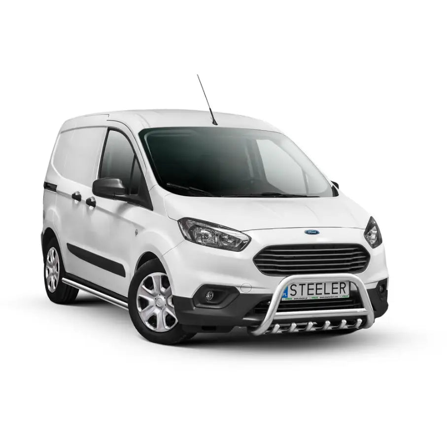 Frontbøyle Ford Courier 18- EC godkjent montert foran grill på hvit varebil, sett skrått forfra.