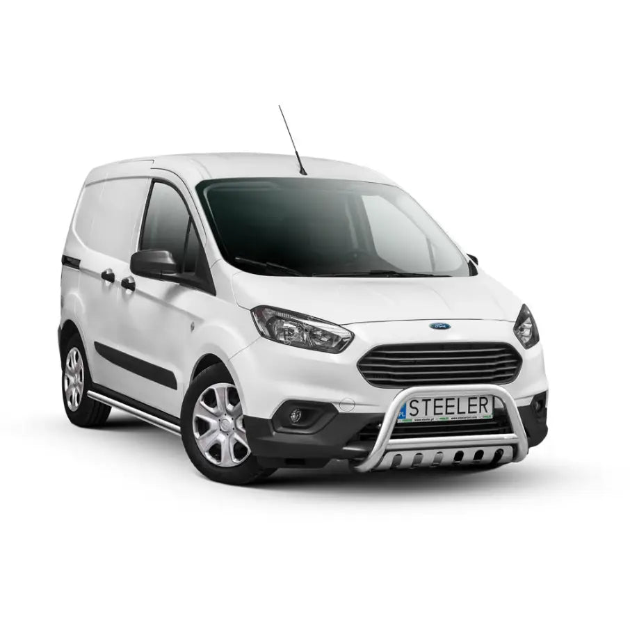 Frontbøyle på Ford Courier 18- EC godkjent montert foran på hvit varebil med sølvfarget metall.