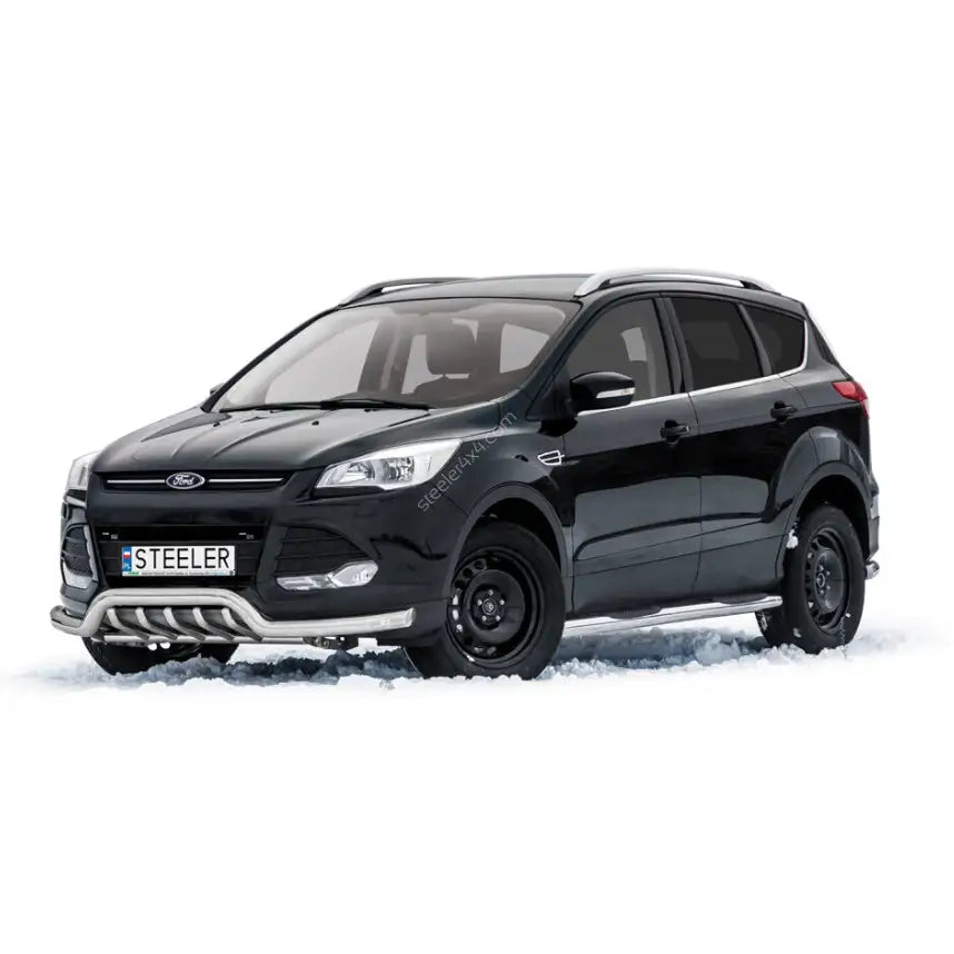 Frontbøyle Ford Kuga 12-17 montert på svart SUV med krommet kufanger og sølvfargede stigtrinn på snø.