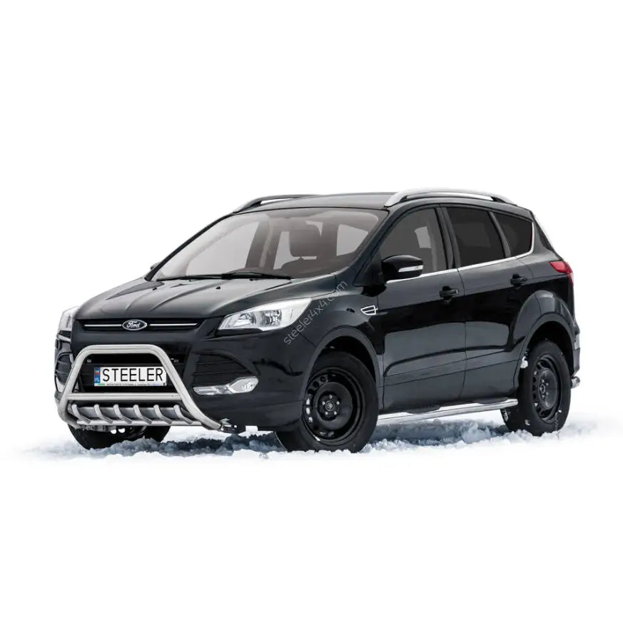 Frontbøyle på Ford Kuga 12-17 med sølvfarget kufanger og stigtrinn, parkert på snødekket bakke.