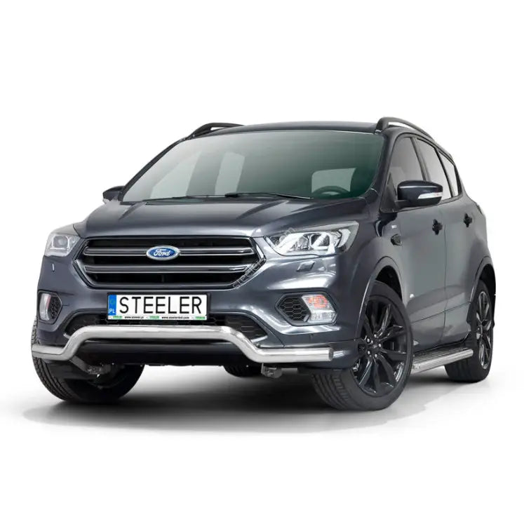 Frontbøyle på Ford Kuga 17-19 med sølvfarget stigtrinn og svarte felger mot hvit bakgrunn.