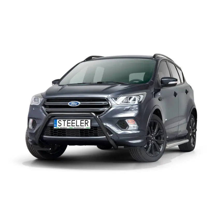 Kufanger på Ford Kuga 17-19 med svarte felger, sett forfra og fra siden mot hvit bakgrunn.
