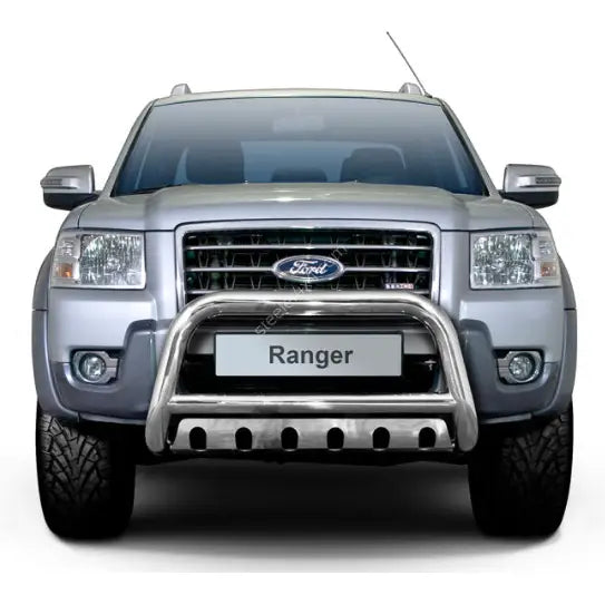 Frontbøyle til Ford Ranger 07-12 EC godkjent, montert foran på sølvgrå pickup, sett rett forfra.