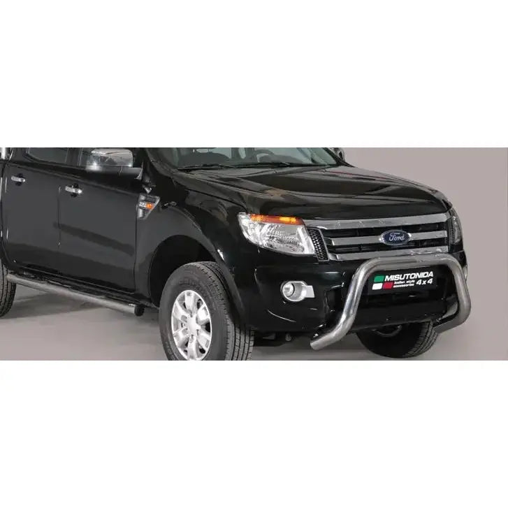 Frontbøyle på Ford Ranger 12-15 med sølvfarget Super Bar kufanger og grillbeskytter, sett fra siden.
