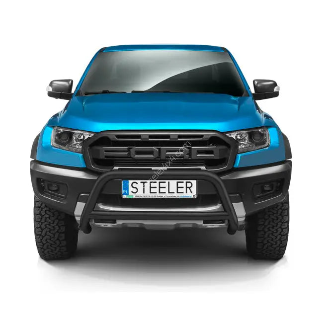 Kufanger på Ford Ranger Raptor 19- med tverrør, sett forfra med sorte detaljer og robuste dekk.