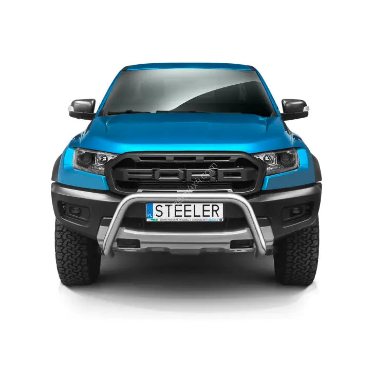 Frontbøyle Ford Ranger Raptor 19- i stål montert foran på blå pickup, sett rett forfra.