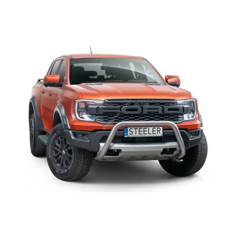 Frontbøyle på Ford Ranger Raptor 23- stål, montert foran oransje pickup med sølvfarget kufanger.