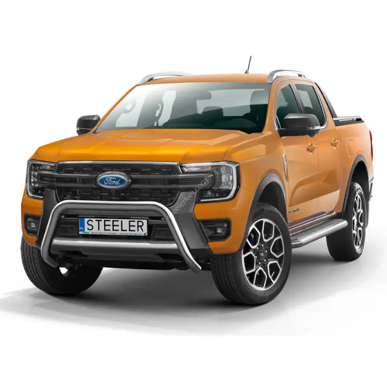 Frontbøyle på Ford Ranger Wildtrack 23- EC godkjent stål montert foran på oransje pickup.