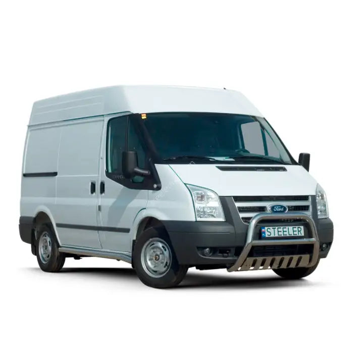 Frontbøyle Ford Transit 06-12 EC godkjent montert foran hvit varebil med sølvfargede ståldetaljer.
