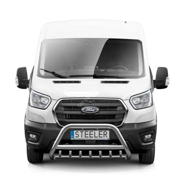 Frontbøyle Ford Transit 19- EC godkjent montert foran hvit varebil med svart grill og Steeler-skilt.