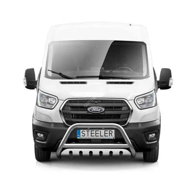 Frontbøyle på hvit Ford Transit varebil med sølvfarget metallkufanger og "STEELER" på nummerskiltet.