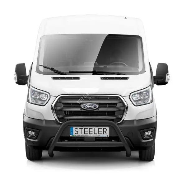 Kufanger på hvit Ford Transit 19- med tverrør, EC godkjent, sett forfra med synlig frontlys.