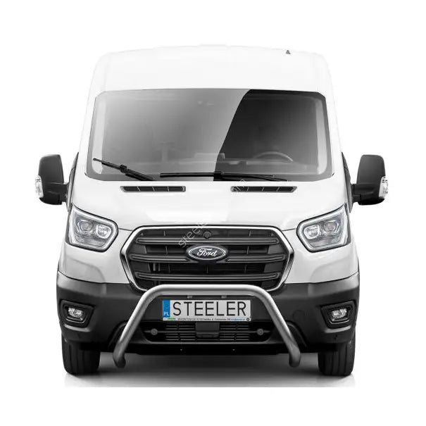 Frontbøyle på hvit Ford Transit 19 med sølvfarget stålbøyle og nummerplate merket STEELER.