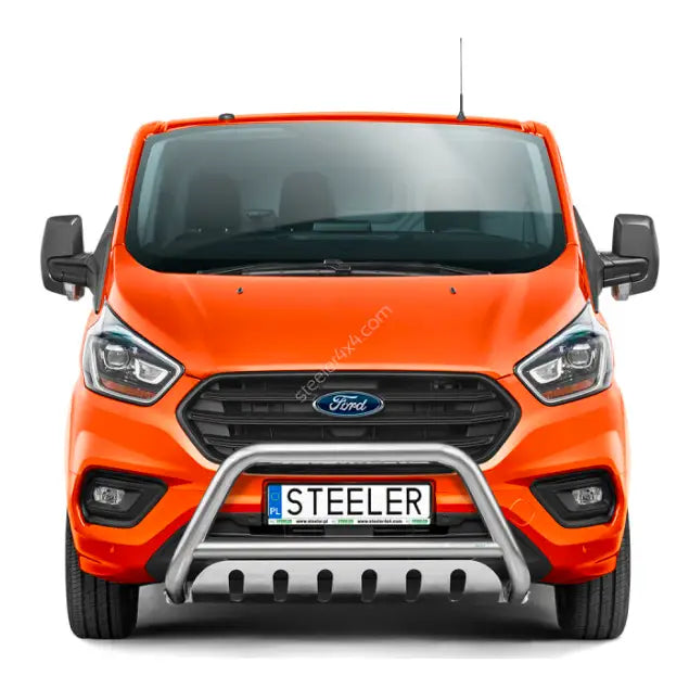 Frontbøyle på Ford Transit Custom 18-23, sølvfarget og montert foran grillen med skiltet "STEELER".